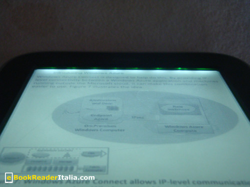 Un dettaglio dei led posizionati sotto la cornice superiore nel Nook Touch GlowLight