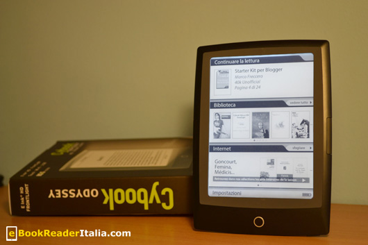 Il Cybook Odyssey FrontLight HD di Bookeen. Nella confezione c'è il manuale in Italiano e il cavetto Usb