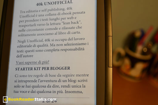 Per cambiare pagina è possibile toccare lo schermo o usare i due tasti meccanici posizionati ai lati dello schermo