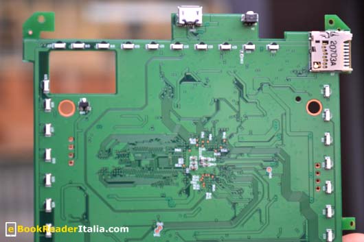 Kobo Glo: sul bordo a destra c'è la scheda di espansione micro-SD, segue il tasto di reset e al centro in alto l'attacco micro-USB