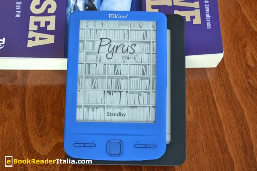 TrekStor Pyrus Mini appoggiato sul Kobo Mini di Mondadori