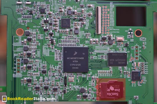 Kobo Glo: in rosso la memoria da 2Gbyte che ospita ebook e sistema operativo, al centro il processore iMx507 di Freescale