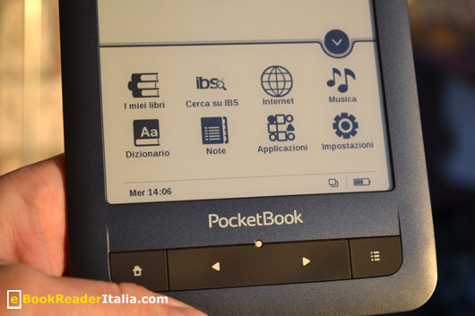 I tasti sotto lo schermo e al centro (sotto la scritta PocketBook) il led che indica l'attività del dispositivo